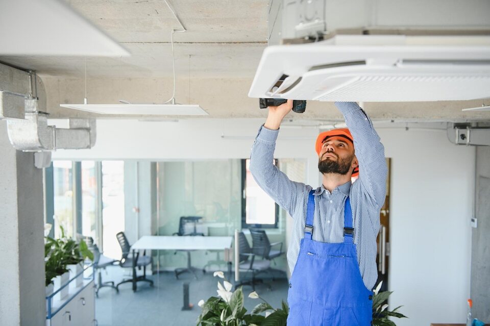 En man som utför ventilationsrengöring